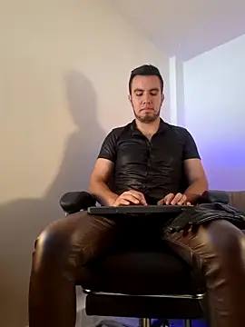 Snapshot of bradley_colt chatting on 03.11.25 bradley colt online show from 03.11.25