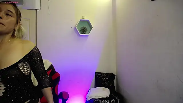 AuroraRojas online show from 11.23.25