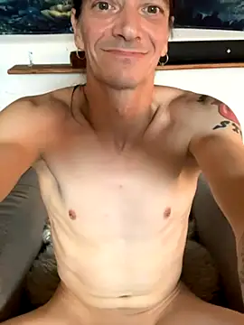 Snapshot of Sunking13cm chatting on 10.14.25 Sunking13cm online show from 10.14.25