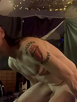 Snapshot of Sunking13cm chatting on 10.30.25 Sunking13cm online show from 10.30.25