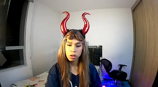 Snapshot of hot_quenn chatting on 02.21.25 hot quenn online show from 02.21.25