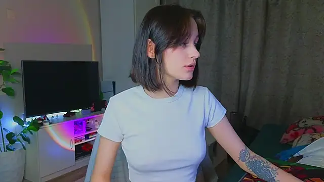 Snapshot of MaryRace chatting on 10.17.25 MaryRace online show from 10.17.25