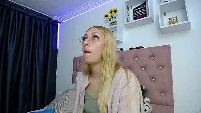 Snapshot of Soffy-brooks chatting on 10.11.25 Soffy-brooks online show from 10.11.25