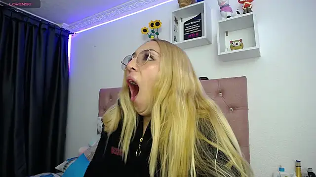 Snapshot of Soffy-brooks chatting on 10.13.25 Soffy-brooks online show from 10.13.25