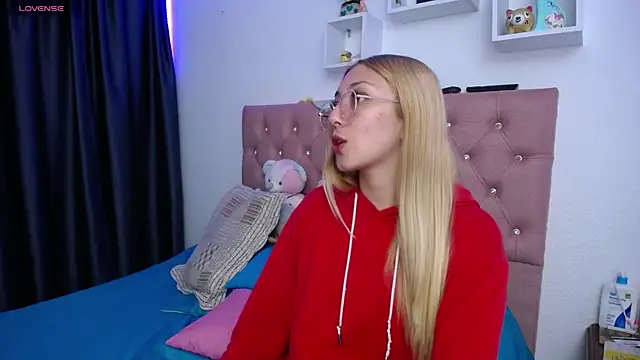 Snapshot of Soffy-brooks chatting on 10.21.25 Soffy-brooks online show from 10.21.25