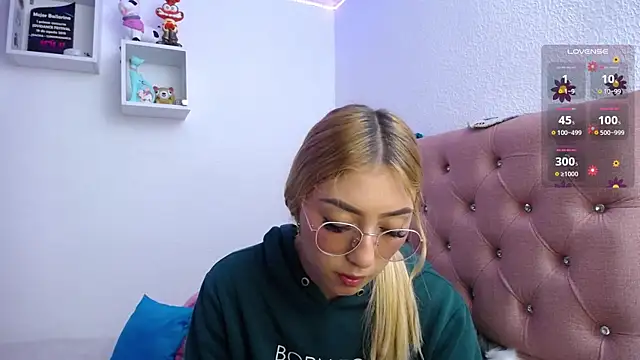 Snapshot of Soffy-brooks chatting on 11.16.25 Soffy-brooks online show from 11.16.25