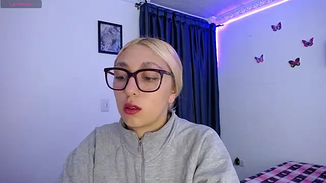 Snapshot of Soffy-brooks chatting on 04.28.26 Soffy-brooks online show from 04.28.26