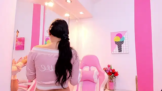 scarlette 15  online show from 12.30.24