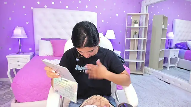 scarlette 15  online show from 10.22.25