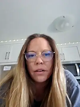 Snapshot of MissyLovexxx chatting on 12.28.24 MissyLovexxx online show from 12.28.24