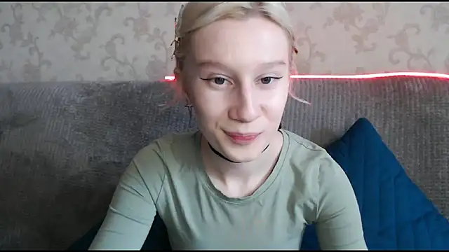 Snapshot of EnigmaSee chatting on 10.07.25 EnigmaSee online show from 10.07.25