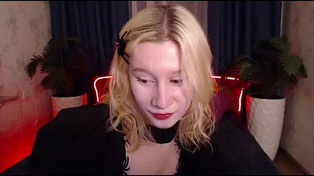 Snapshot of EnigmaSee chatting on 11.01.25 EnigmaSee online show from 11.01.25