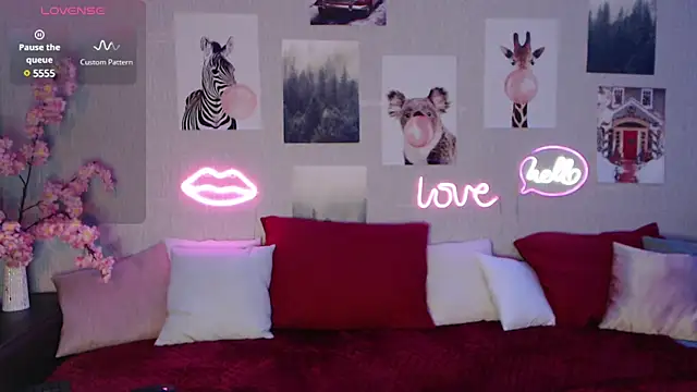 Fluffy Tiffy online show from 02.12.25