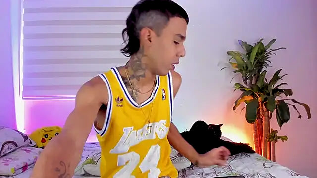 Snapshot of aldrinwhite chatting on 09.25.25 aldrinwhite online show from 09.25.25