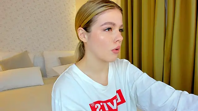 Snapshot of Anna_Robinson chatting on 12.18.24 Anna Robinson online show from 12.18.24