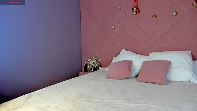 Snapshot of Anna_Robinson chatting on 12.30.24 Anna Robinson online show from 12.30.24