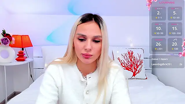 Snapshot of MissLoou chatting on 02.04.25 MissLoou online show from 02.04.25