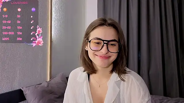 Snapshot of AmiCumOn chatting on 10.13.25 AmiCumOn online show from 10.13.25