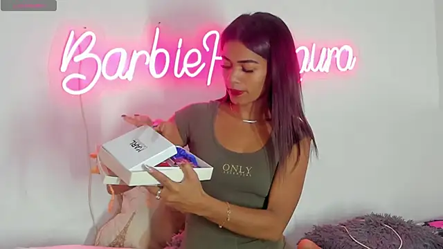 Snapshot of BarbieHotLaura chatting on 09.22.25 BarbieHotLaura online show from 09.22.25