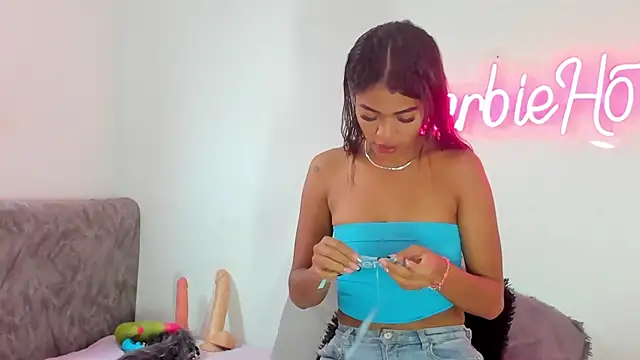 Snapshot of BarbieHotLaura chatting on 10.11.25 BarbieHotLaura online show from 10.11.25