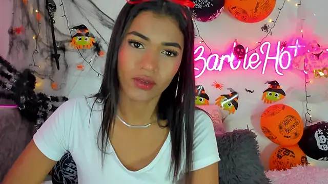 Snapshot of BarbieHotLaura chatting on 10.22.25 BarbieHotLaura online show from 10.22.25