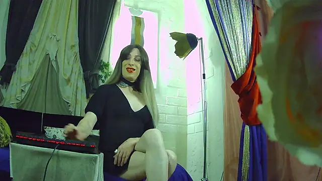 Snapshot of Mary_Loon chatting on 11.03.25 Mary Loon online show from 11.03.25