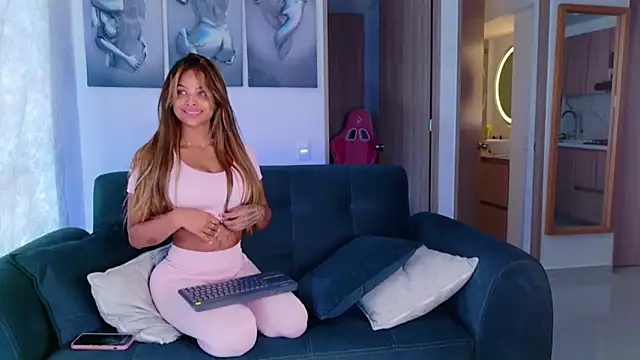 Snapshot of Susanamendezz chatting on 04.14.26 Susanamendezz online show from 04.14.26