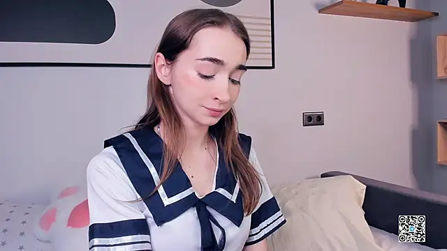 Snapshot of PollyBeev chatting on 09.15.25 PollyBeev online show from 09.15.25