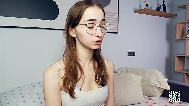 Snapshot of PollyBeev chatting on 10.22.25 PollyBeev online show from 10.22.25