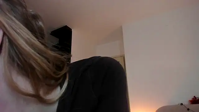 MiaMews online show from 10.21.25