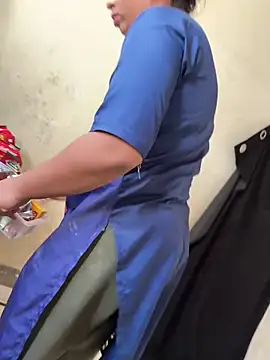 Snapshot of xyztopbeing chatting on 01.02.25 xyztopbeing online show from 01.02.25