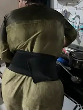 Snapshot of xyztopbeing chatting on 01.03.25 xyztopbeing online show from 01.03.25