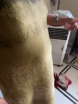 Snapshot of xyztopbeing chatting on 01.14.25 xyztopbeing online show from 01.14.25