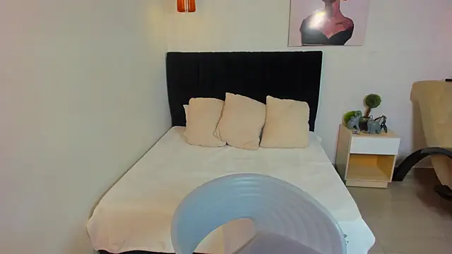 Scarlett  bell online show from 10.10.25