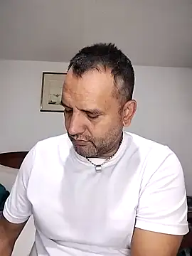 Snapshot of RogueTraveler chatting on 09.20.25 RogueTraveler online show from 09.20.25