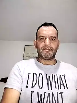 Snapshot of RogueTraveler chatting on 09.21.25 RogueTraveler online show from 09.21.25