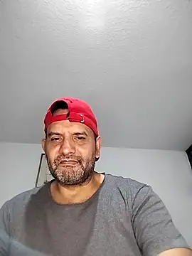 Snapshot of RogueTraveler chatting on 09.24.25 RogueTraveler online show from 09.24.25