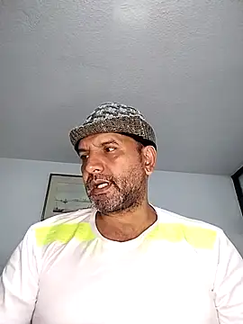 Snapshot of RogueTraveler chatting on 09.25.25 RogueTraveler online show from 09.25.25