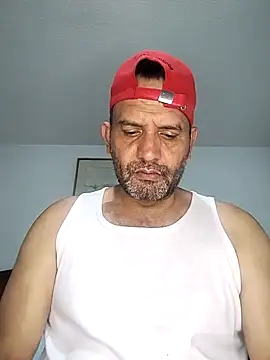 Snapshot of RogueTraveler chatting on 09.26.25 RogueTraveler online show from 09.26.25