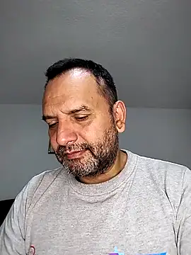 Snapshot of RogueTraveler chatting on 09.28.25 RogueTraveler online show from 09.28.25