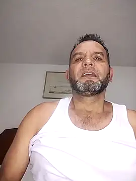 Snapshot of RogueTraveler chatting on 10.04.25 RogueTraveler online show from 10.04.25