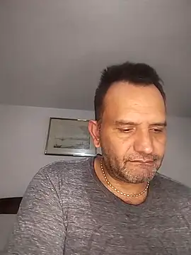 Snapshot of RogueTraveler chatting on 10.11.25 RogueTraveler online show from 10.11.25