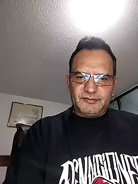 Snapshot of RogueTraveler chatting on 10.15.25 RogueTraveler online show from 10.15.25