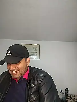 Snapshot of RogueTraveler chatting on 10.16.25 RogueTraveler online show from 10.16.25