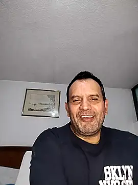 Snapshot of RogueTraveler chatting on 10.17.25 RogueTraveler online show from 10.17.25