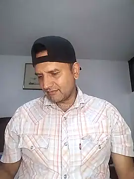 Snapshot of RogueTraveler chatting on 10.20.25 RogueTraveler online show from 10.20.25