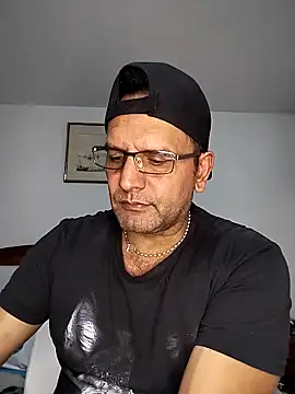 Snapshot of RogueTraveler chatting on 10.21.25 RogueTraveler online show from 10.21.25