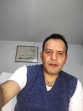 Snapshot of RogueTraveler chatting on 10.28.25 RogueTraveler online show from 10.28.25