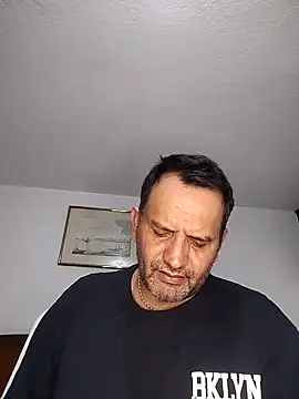 Snapshot of RogueTraveler chatting on 11.02.25 RogueTraveler online show from 11.02.25