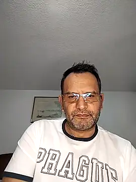 Snapshot of RogueTraveler chatting on 11.03.25 RogueTraveler online show from 11.03.25